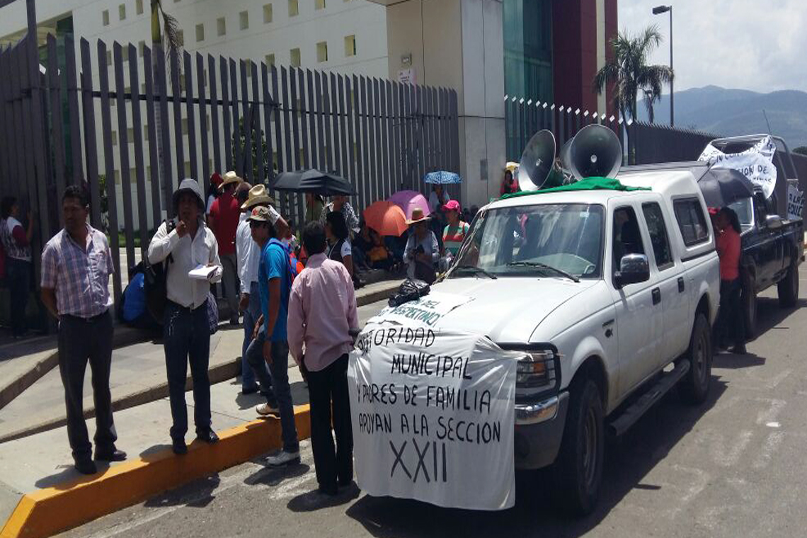 Bloquean Padres De Familia Accesos Al Congreso De Oaxaca