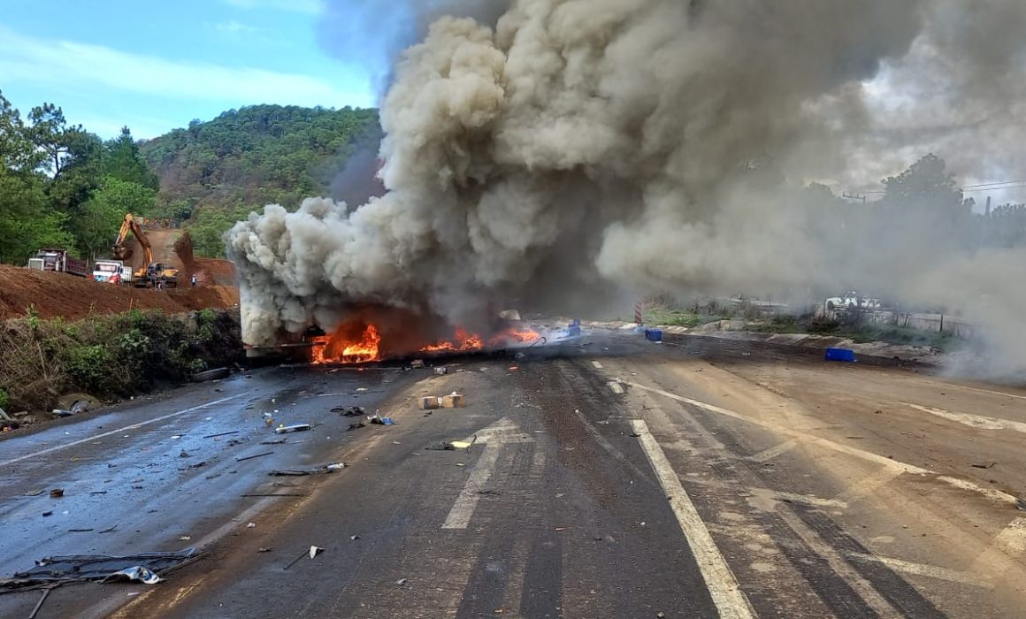 Reportan 2 muertos y explosiones tras choque de tráileres en la Siglo