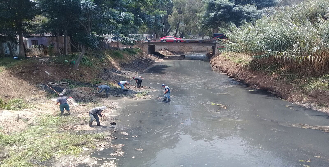 Con pico y pala, Conagua, desazolva ríos en San Cristóbal de las Casas