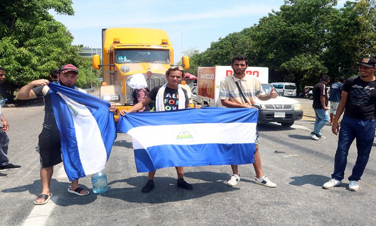 Migrantes bloquean carretera a la altura del ejido Álvaro Obregón