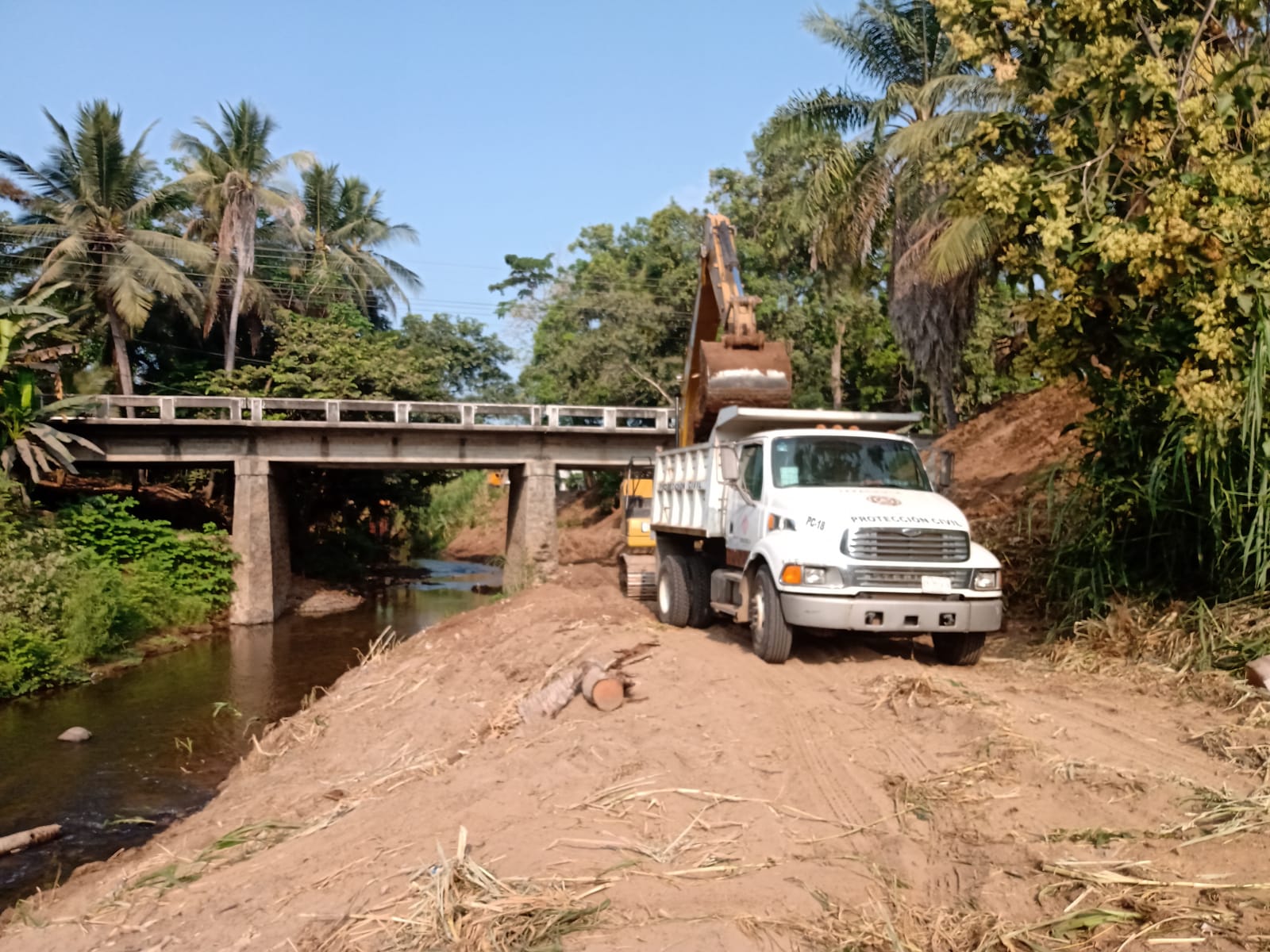 PC Tapachula realiza trabajos de remoción de sedimentos en el río Álvaro Obregón