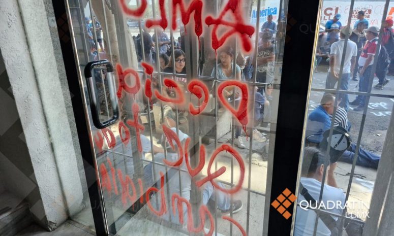 Maestros de la CNTE bloquean oficinas de Morena en CDMX