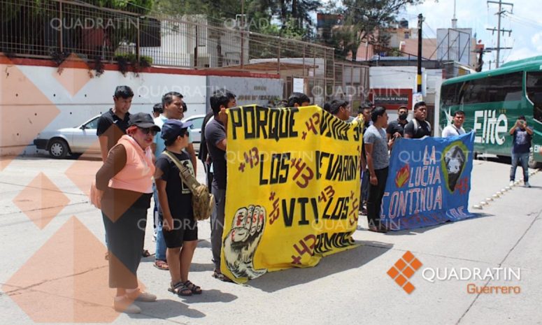 Defiende AMLO a Ejército y no quiere dar justicia a Ayotzinapa, reclaman