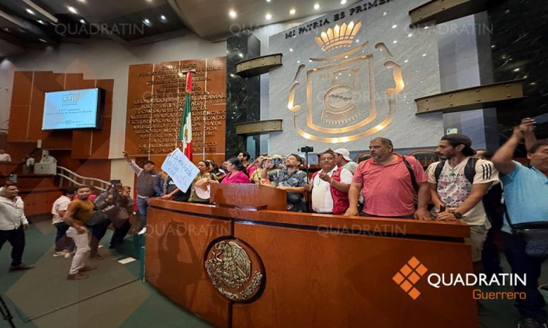 Toman periodistas tribuna del Congreso de Guerrero para exigir garantías