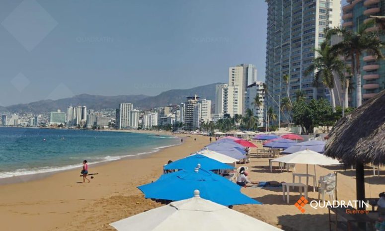 Rescatan a 18 personas por mar de fondo en Acapulco