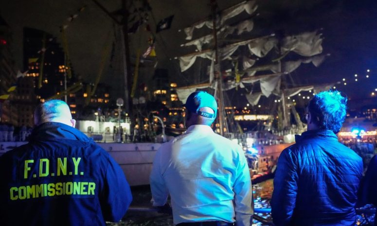 Mueren 2 personas en choque de buque contra puente de Brooklyn