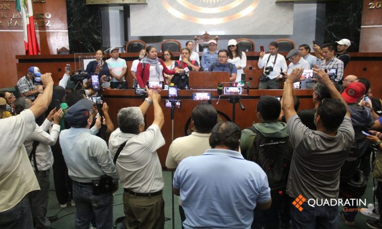 Toman periodistas tribuna del Congreso de Guerrero por amenazas a colega