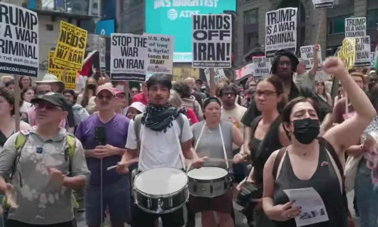 Protestan en Times Square contra bombardeos en Irán