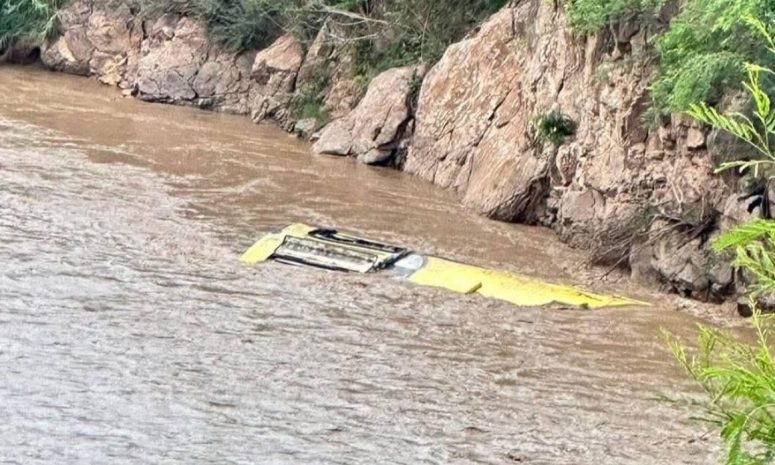 Suben a 8 los muertos por caída de autobús a un río en Guerrero
