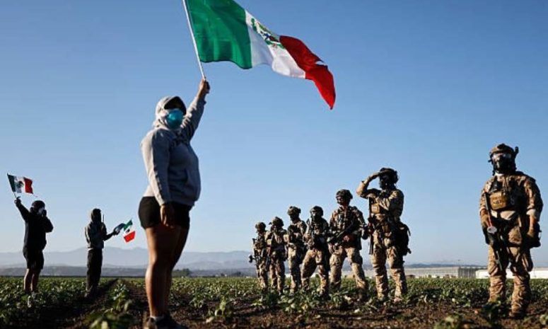 Acusan a migrantes de profanar EU por ondear bandera de México