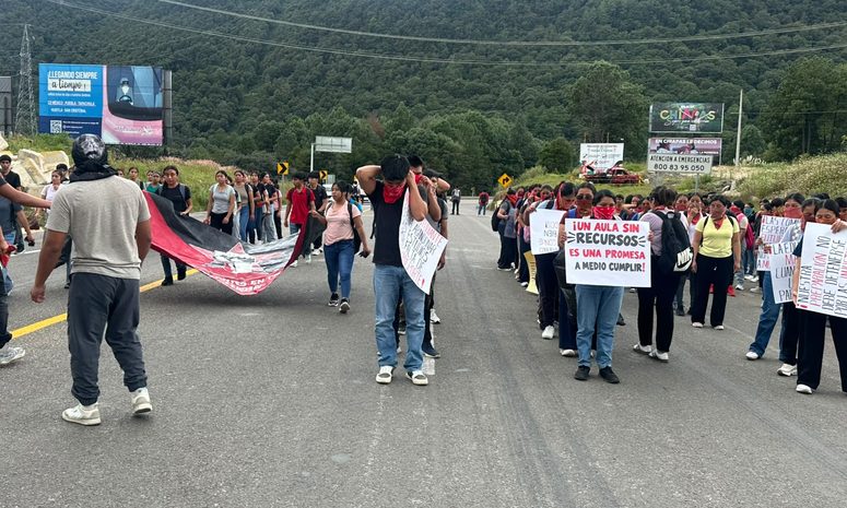 Normalistas bloquean la autopista San Cristóbal–Chiapa de Corzo; piden atención