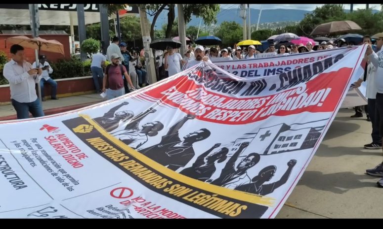 Trabajadores del IMSS en Tuxtla marchan y anuncian plantón indefinido
