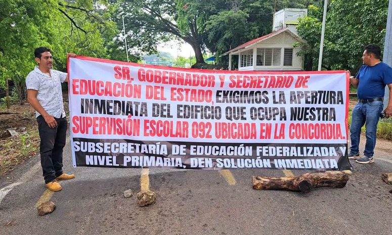 Maestros bloquean acceso a La Concordia; exigen abrir Supervisión 092