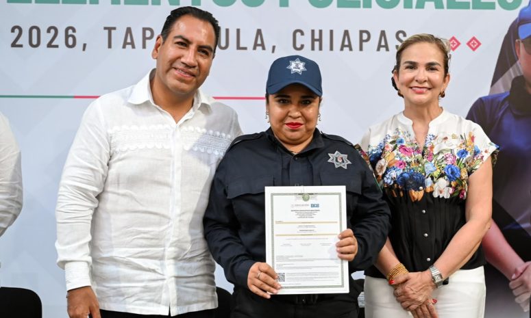 Eduardo Ramírez entrega certificados de bachillerato a policías de 6 municipios