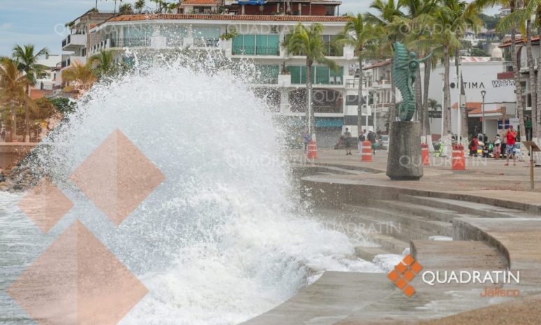 Evacúan a 4 mil 600 turistas de Puerto Vallarta
