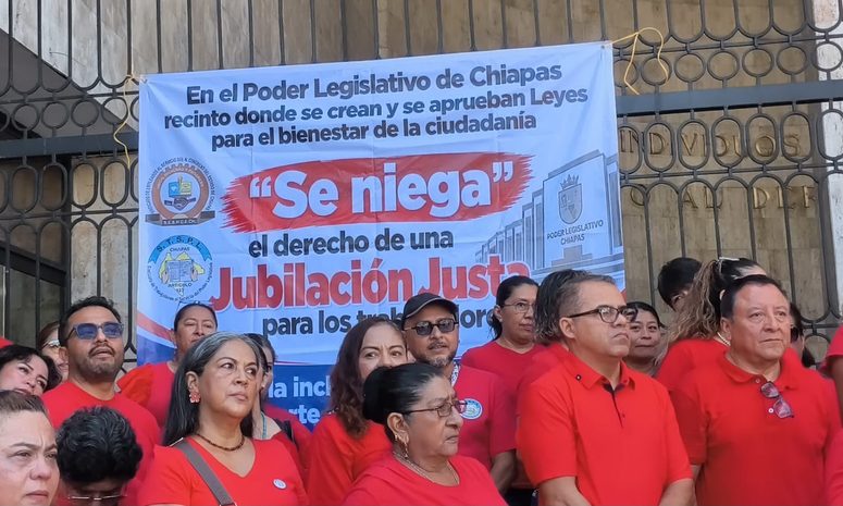 Trabajadores del Congreso de Chiapas exigen jubilación justa y toman sede