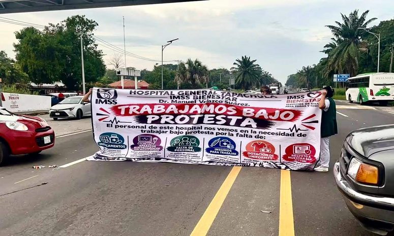 Trabajadores del Hospital General de Tapachula bloquean vía a Puerto Madero