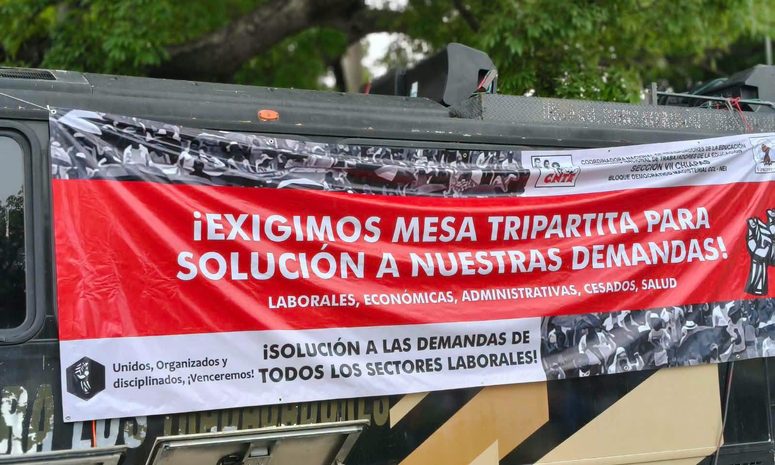 Maestros bloquean 2 accesos a Tuxtla Gutiérrez; exigen mesa tripartita