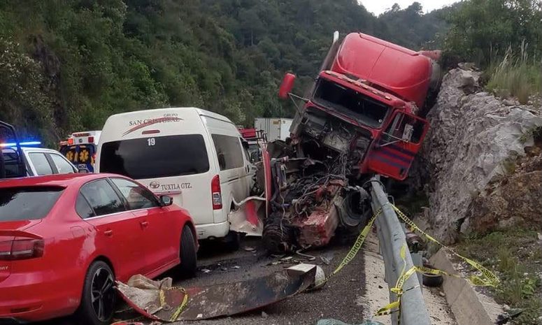Tráiler provoca choque múltiple al impactar autos detenidos en la autopista SCLC