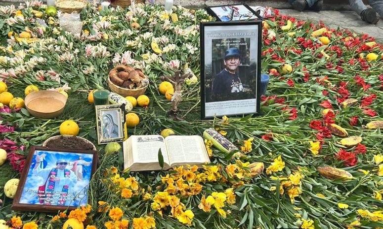 Rezan en la tumba del Padre Marcelo a 2 años de su Pascua en Larráinzar