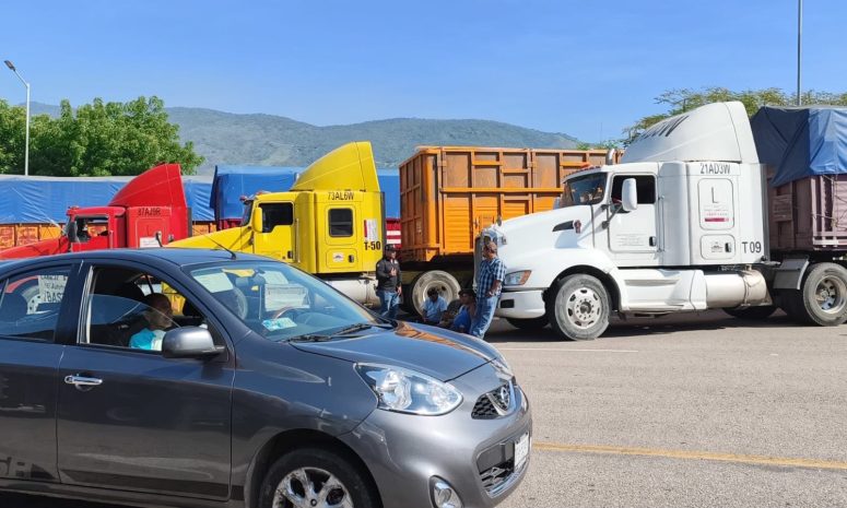 Transportistas de Chiapas protestan por alza de casetas y su mal servicio