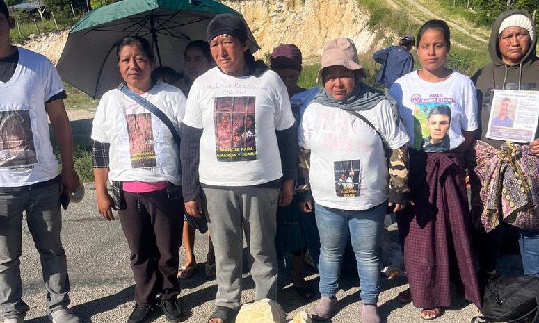 Madres en Resistencia bloquean acceso a Comitán con quema de llantas