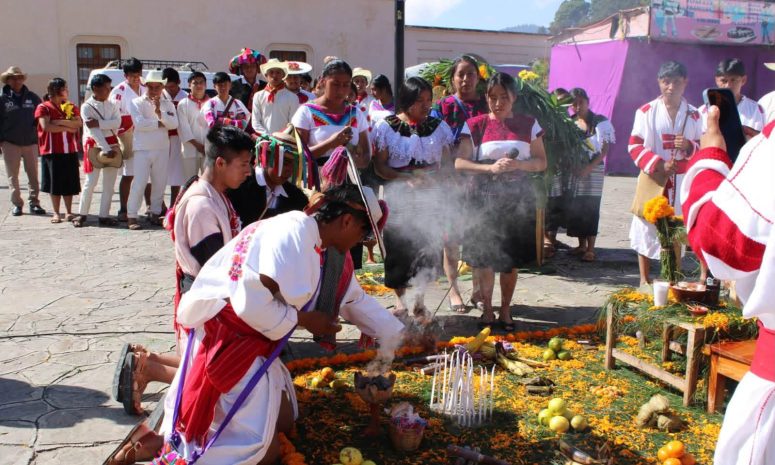 Normalistas honran a sus ancestros con altares en San Cristóbal